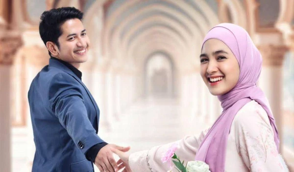 Happy couple in "Cinta di Ujung Sajadah" holding hands.