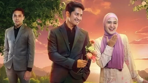 Three characters in "Cinta di Ujung Sajadah" at sunset.