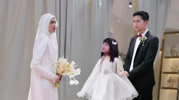 Wedding scene in "Cinta di Ujung Sajadah" with bride, groom and girl.
