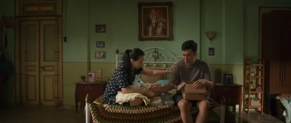 A couple interacts in a bedroom in "Cocote Tonggo".