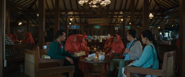 People engage in a conversation in a traditional setting in "Cocote Tonggo".