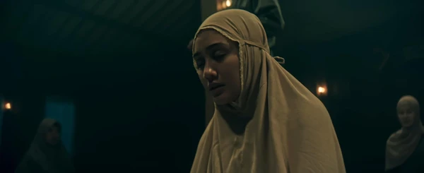 Salma looks troubled, surrounded by supernatural presence in "Dasim".