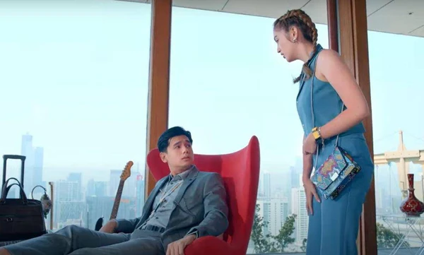 Characters have an argument in an office setting in "Leo di Februari".