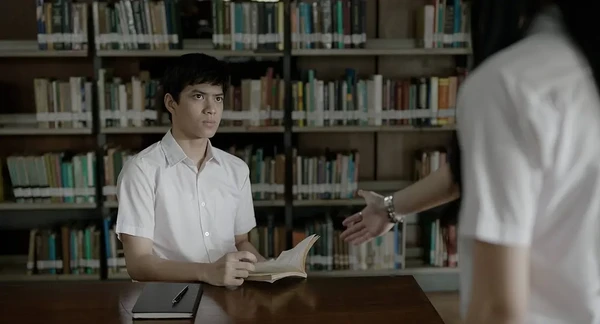 A boy and a girl have an encounter in a library in the movie Rangga & Cinta.