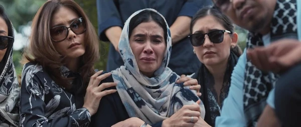 A woman is comforted by others in "Lyora: Penantian Buah Hati".