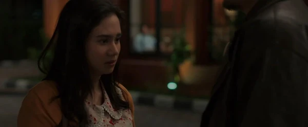 Two characters have a serious conversation in "Panggil Aku Ayah".