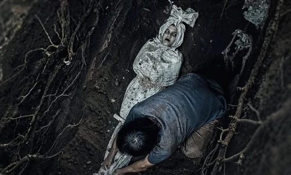 A man deals with a mysterious figure in a grave in "Panggilan dari Kubur".