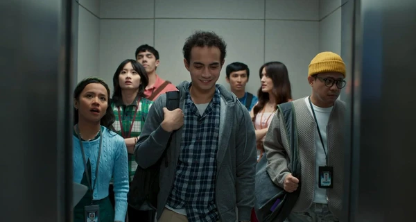 Characters in an elevator, showing various expressions in "Tinggal Meninggal".