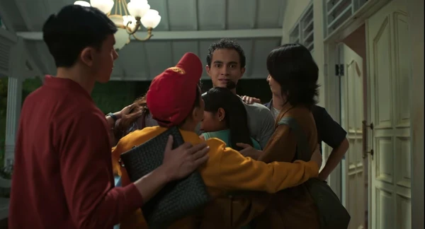People hug a young man in "Tinggal Meninggal".