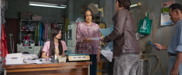 Characters engage in a serious discussion in a cluttered room in "Andai Ibu Tidak Menikah dengan Ayah".