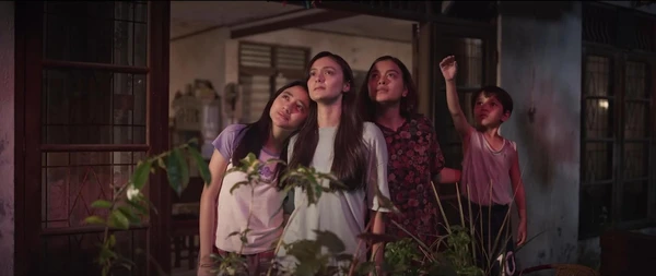 Sisters stand outside, seemingly deep in thought in "Andai Ibu Tidak Menikah dengan Ayah".