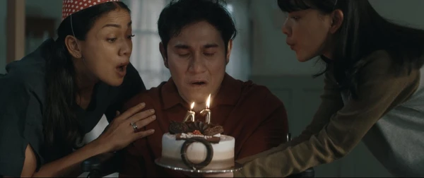 People celebrate a birthday with a cake in "Hanya Namamu dalam Doaku".